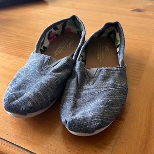 Womens Toms-Size 7